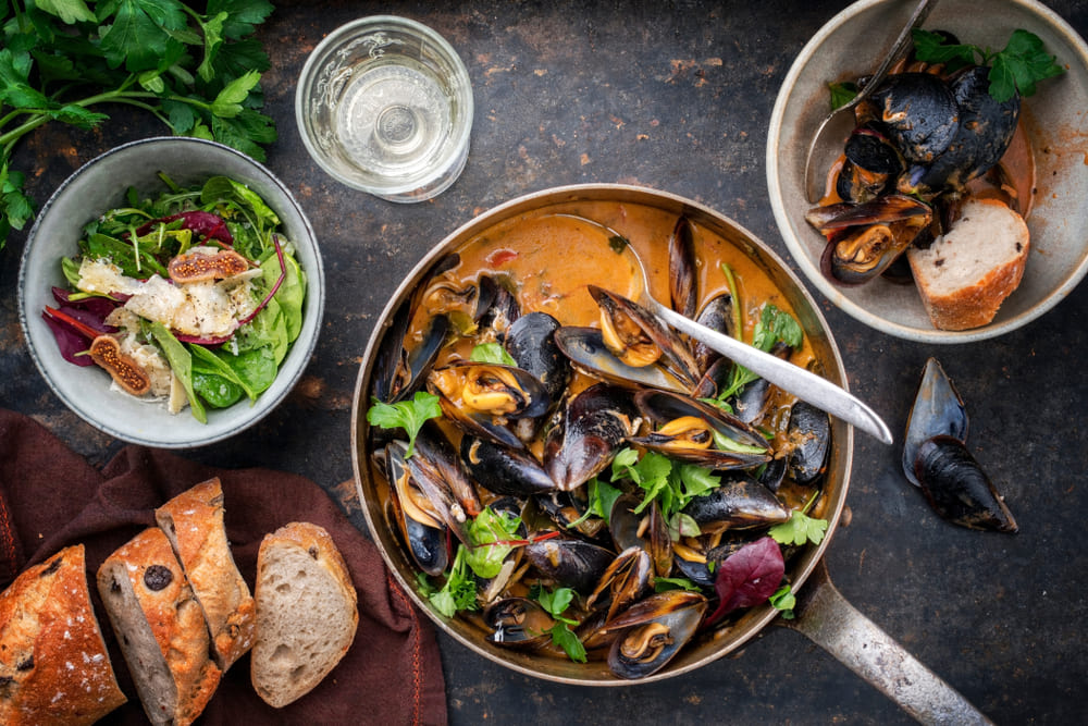 Bouillabaisse riche en saveurs, rehaussée par le safran.