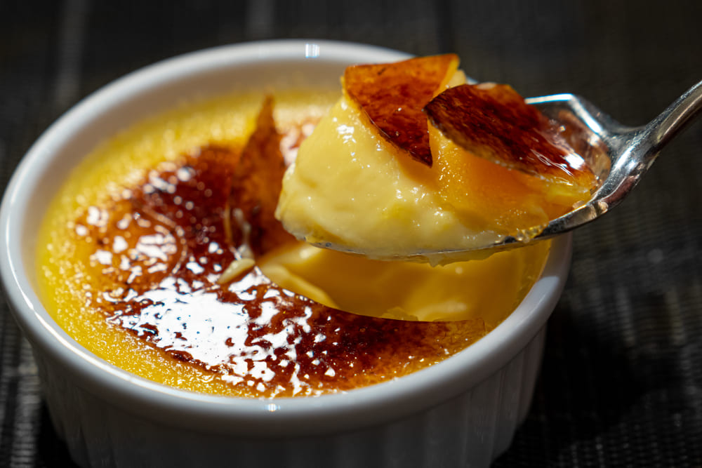 Crème brûlée au safran, une fusion entre tradition et audace.