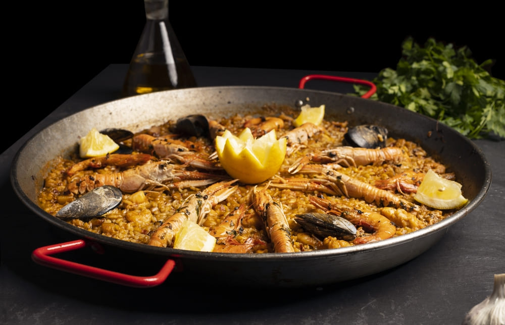 Paella Valenciana, une symphonie de saveurs accentuée par le safran.