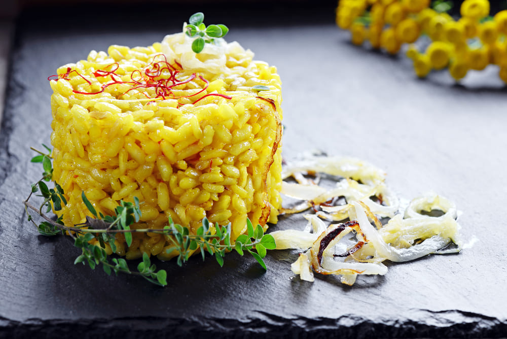 Risotto crémeux au safran, symbole de la cuisine italienne.